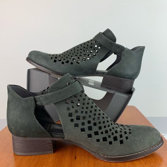 VINCE CAMUTO Cadey Gray Perforated Nubuck Leather Ankle Bootie Buckle US 8.5 - Picture 2 of 10